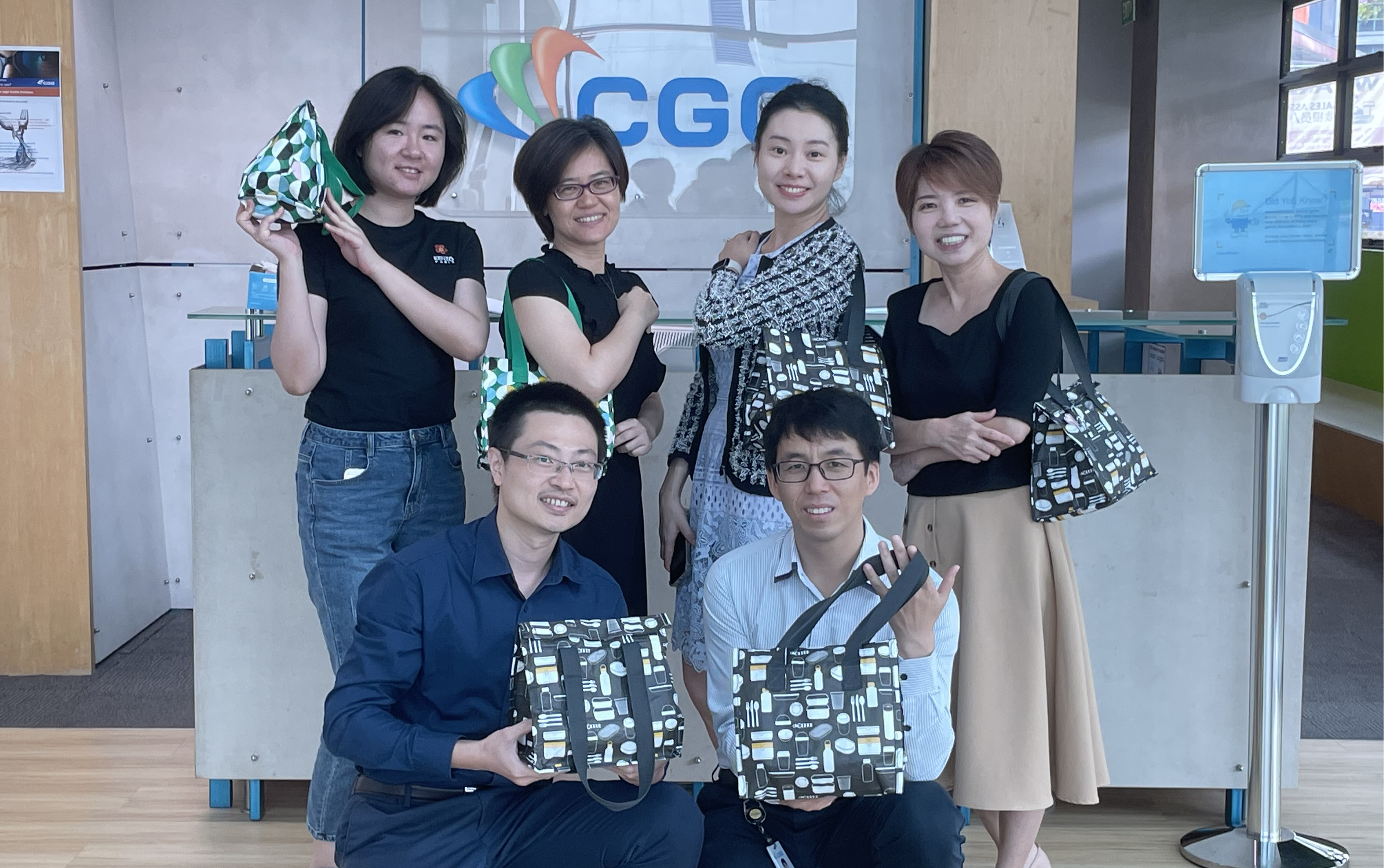 Picture of CGG team in Singapore with lunch bags